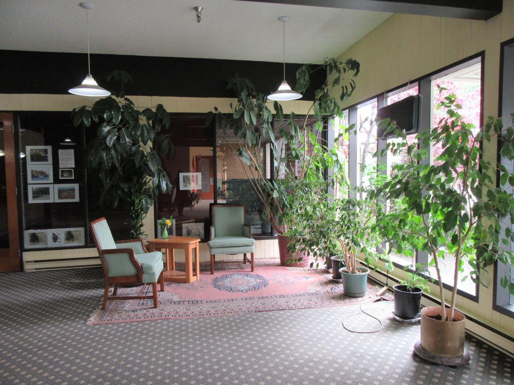 Providence Place Inn Port Hardy Exterior foto