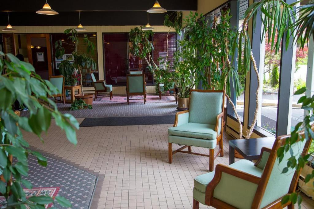 Providence Place Inn Port Hardy Exterior foto